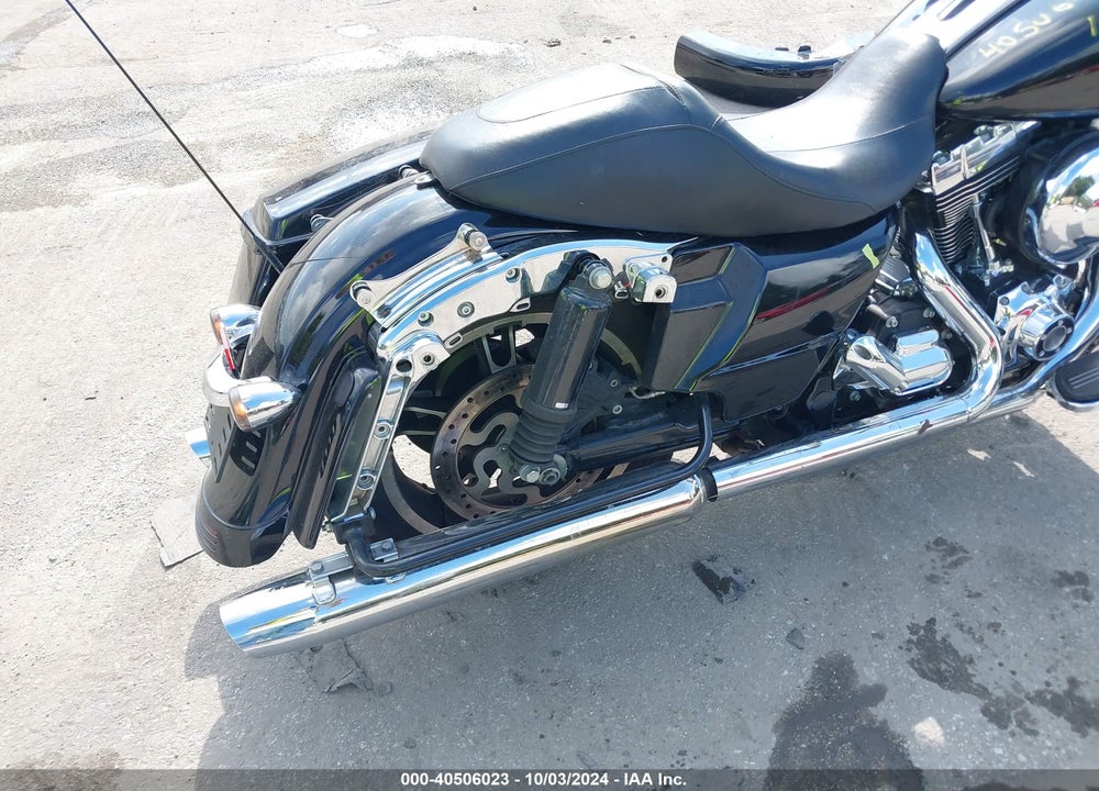 2015 HARLEY-DAVIDSON FLHX STREET GLIDE VIN: 1HD1KBM10FB696044