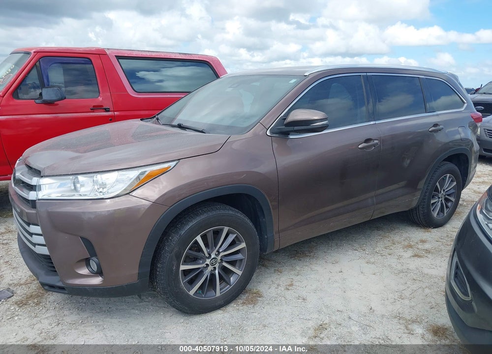 2017 TOYOTA HIGHLANDER XLE VIN: 5TDKZRFH8HS200102