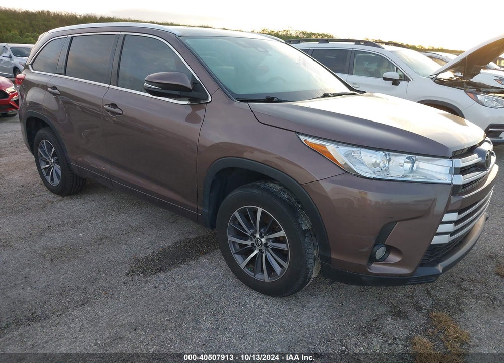 2017 TOYOTA HIGHLANDER XLE VIN: 5TDKZRFH8HS200102