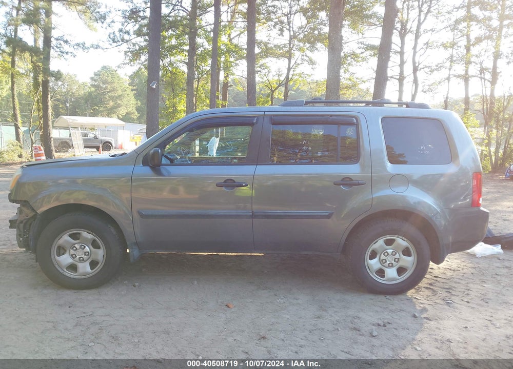 2011 HONDA PILOT LX VIN: 5FNYF4H28BB014070