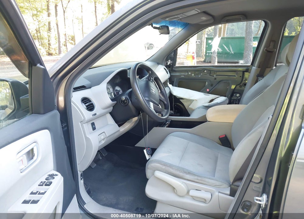 2011 HONDA PILOT LX VIN: 5FNYF4H28BB014070