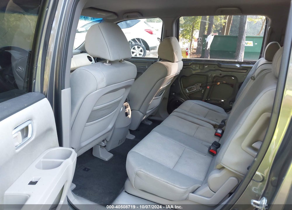 2011 HONDA PILOT LX VIN: 5FNYF4H28BB014070
