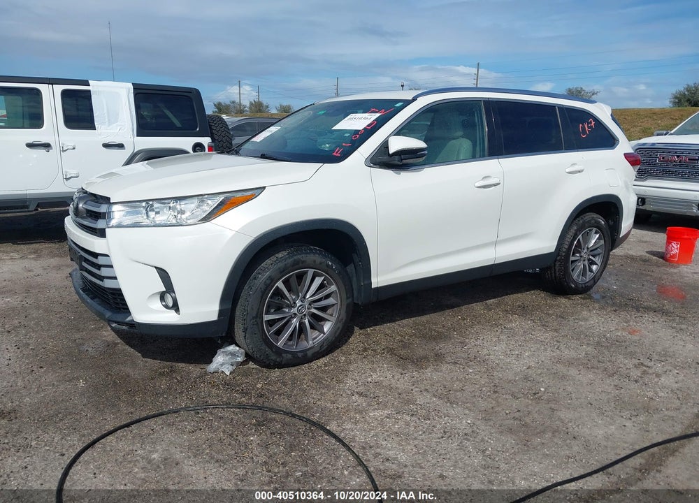 2019 TOYOTA HIGHLANDER XLE VIN: 5TDKZRFH2KS557024