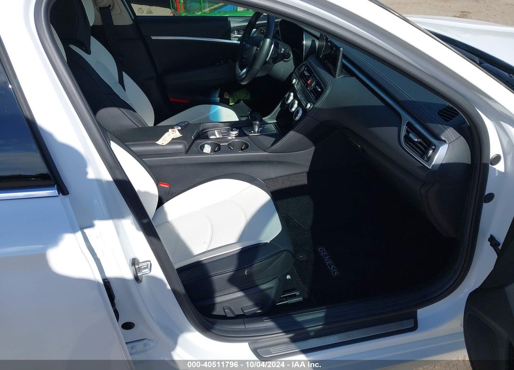 2022 GENESIS G70 2.0T AWD VIN: KMTG34TA7NU096695