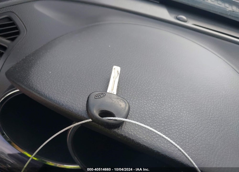 2011 KIA SORENTO LX VIN: 5XYKT3A11BG003639