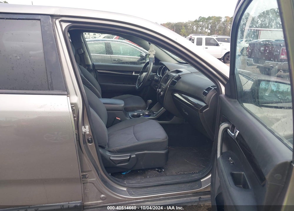 2011 KIA SORENTO LX VIN: 5XYKT3A11BG003639