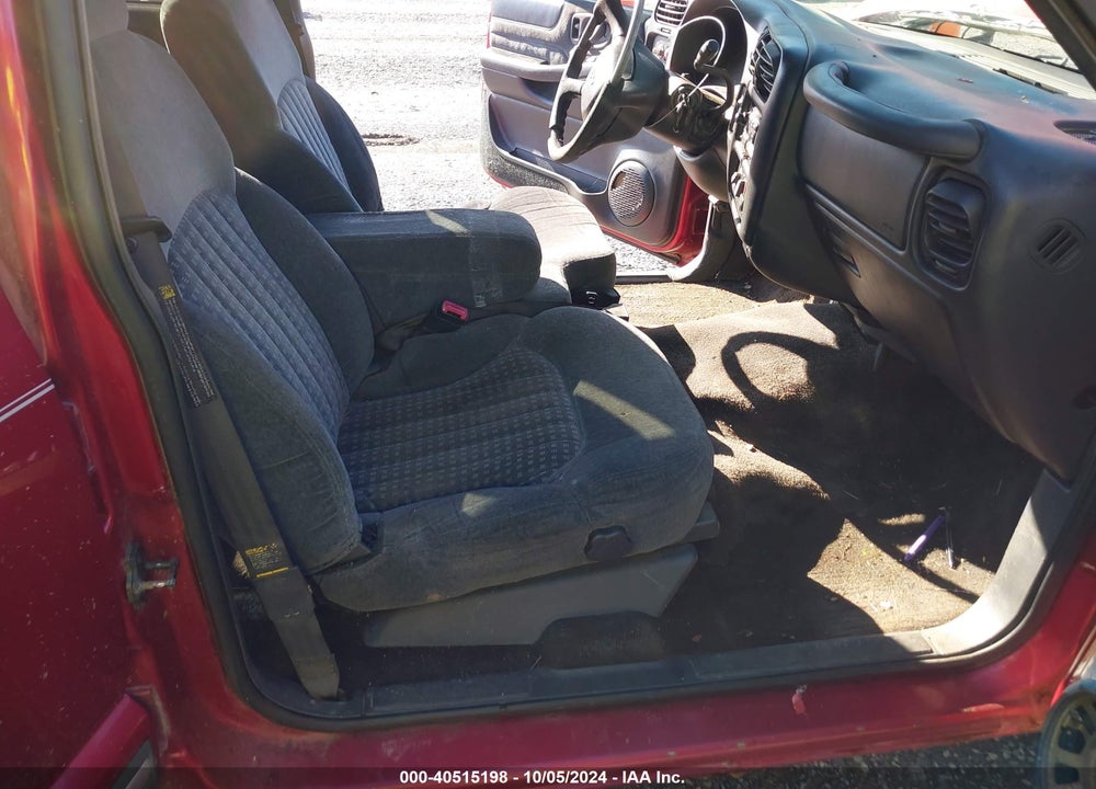 2000 CHEVROLET BLAZER LS VIN: 1GNDT13W9Y2268647