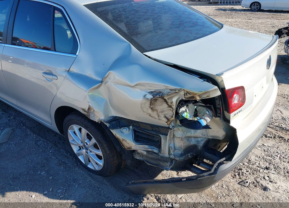 2010 VOLKSWAGEN JETTA SE VIN: 3VWRX7AJ0AM053988
