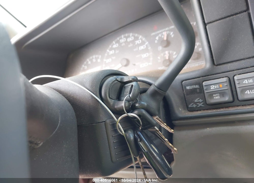 1999 GMC SUBURBAN 1500 SL VIN: 3GKFK16R4XG526738