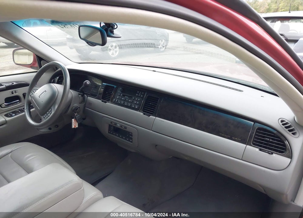 1998 LINCOLN TOWN CAR VIN: 1LNFM82W7WY702174