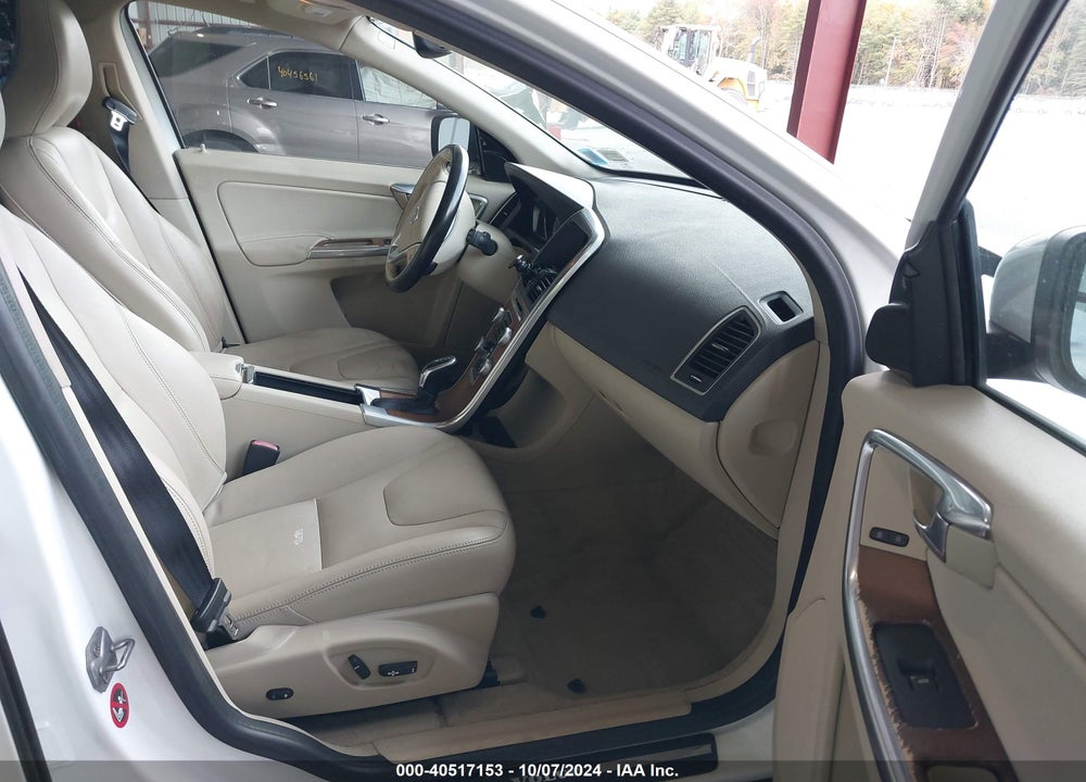 2016 VOLVO XC60 T5 PREMIER VIN: YV4612RK2G2813312