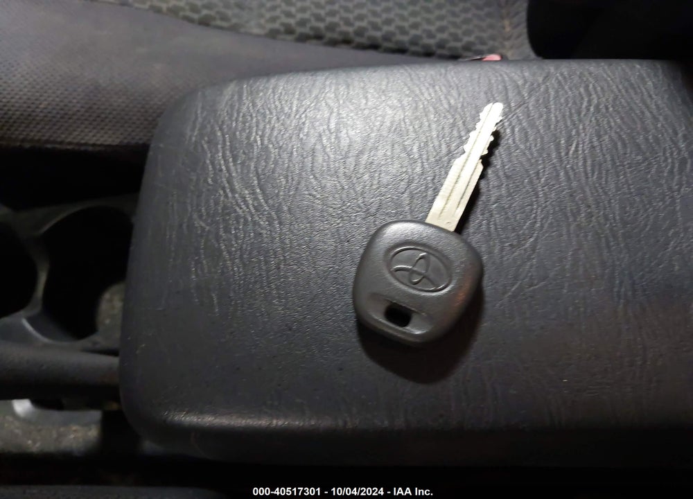 2005 TOYOTA MATRIX VIN: 2T1KR32E15C328310