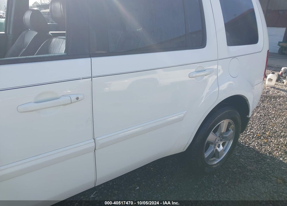 2011 HONDA PILOT EX-L VIN: 5FNYF3H51BB010107