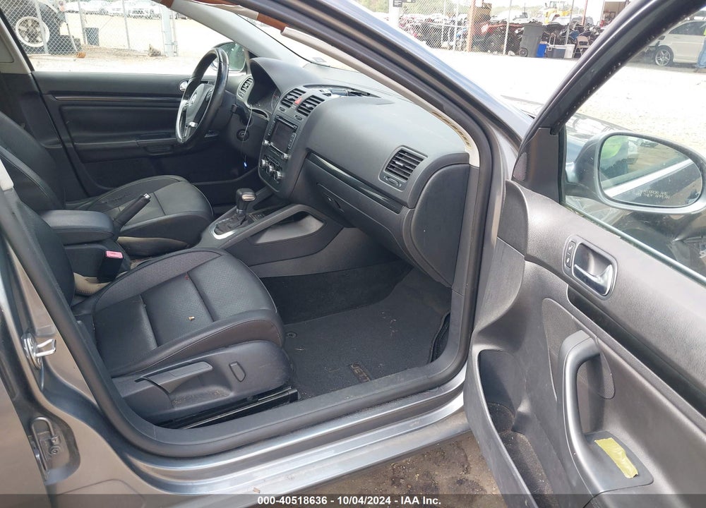 2010 VOLKSWAGEN JETTA TDI VIN: 3VWRL8AJ0AM067357