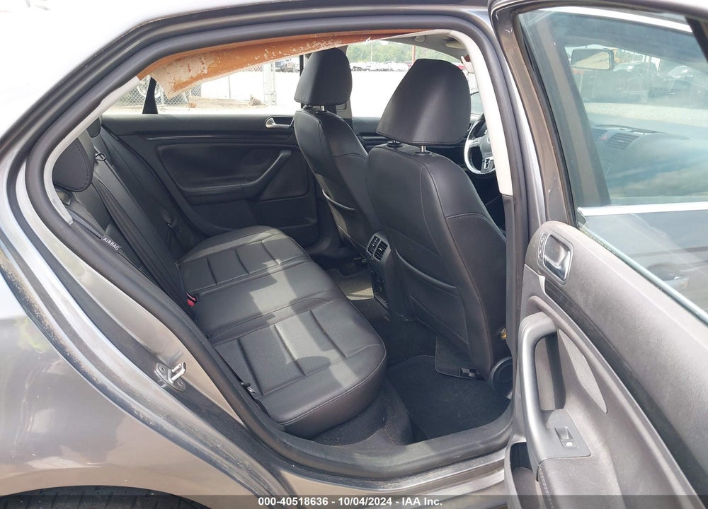 2010 VOLKSWAGEN JETTA TDI VIN: 3VWRL8AJ0AM067357