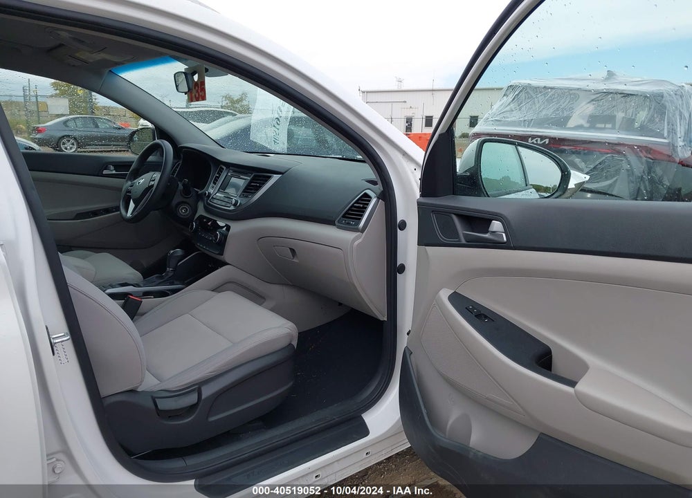 2017 HYUNDAI TUCSON SE VIN: KM8J3CA40HU484105