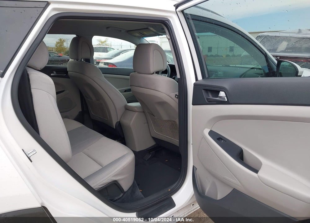 2017 HYUNDAI TUCSON SE VIN: KM8J3CA40HU484105