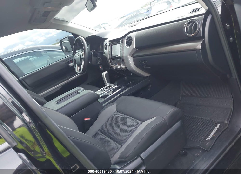 2017 TOYOTA TUNDRA SR5 5.7L V8 VIN: 5TFUW5F10HX614658