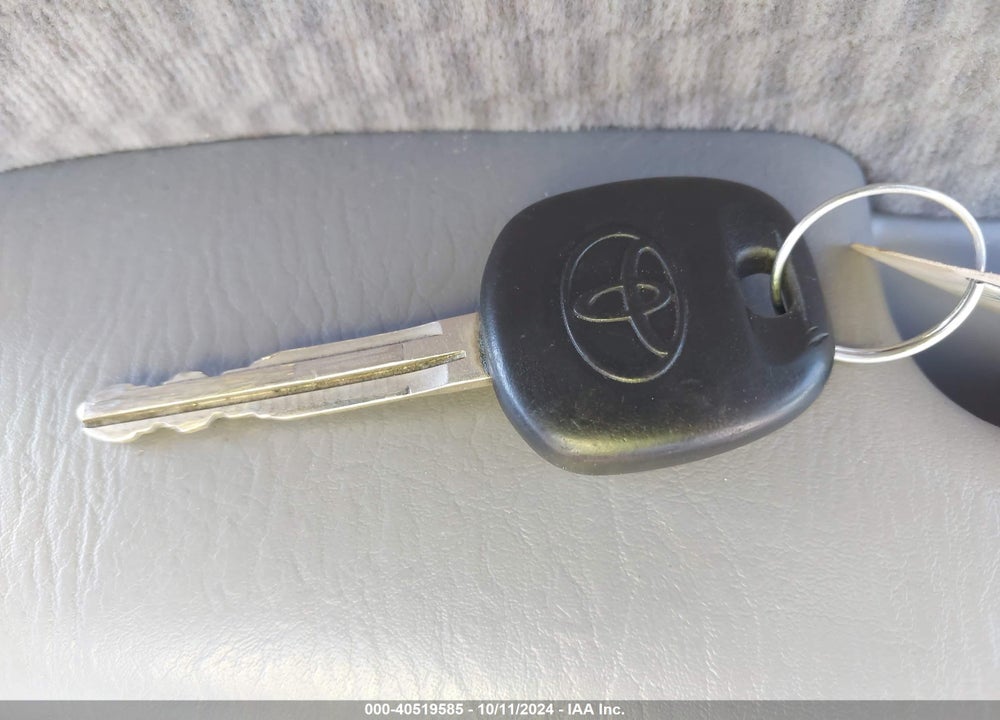 2005 TOYOTA COROLLA LE VIN: 2T1BR32E45C448831