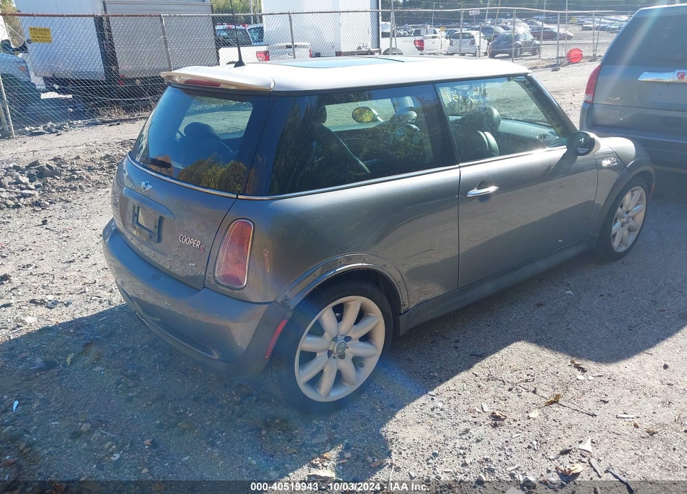 2002 MINI COOPER S VIN: WMWRE33422TD52605