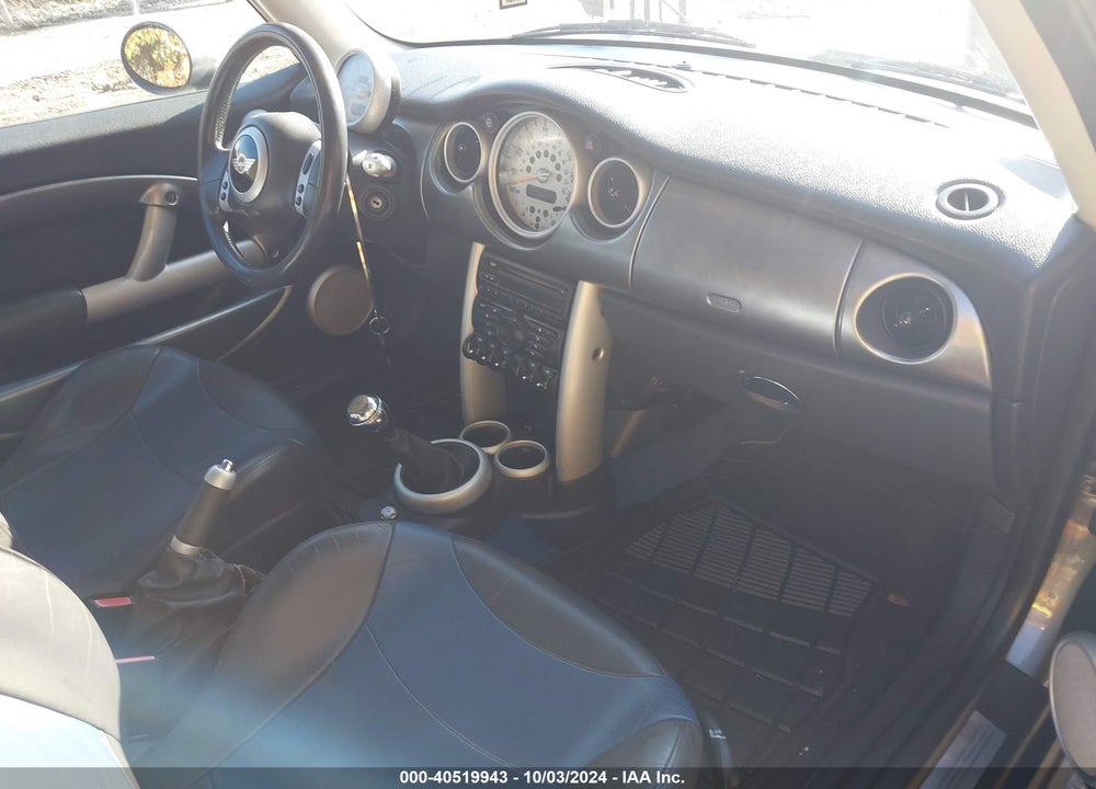 2002 MINI COOPER S VIN: WMWRE33422TD52605