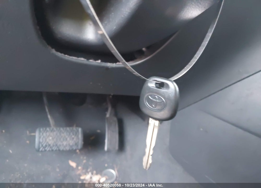 2007 TOYOTA MATRIX VIN: 2T1KR32E27C667824