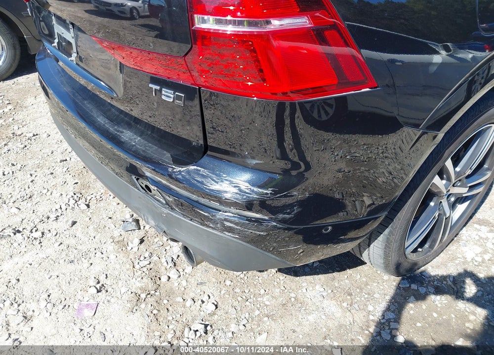 2018 VOLVO XC60 T5 MOMENTUM VIN: LYV102RKXJB117349