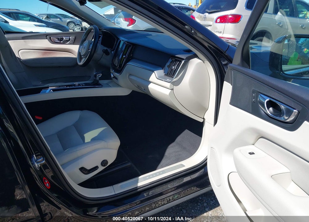 2018 VOLVO XC60 T5 MOMENTUM VIN: LYV102RKXJB117349