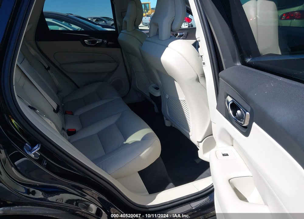 2018 VOLVO XC60 T5 MOMENTUM VIN: LYV102RKXJB117349
