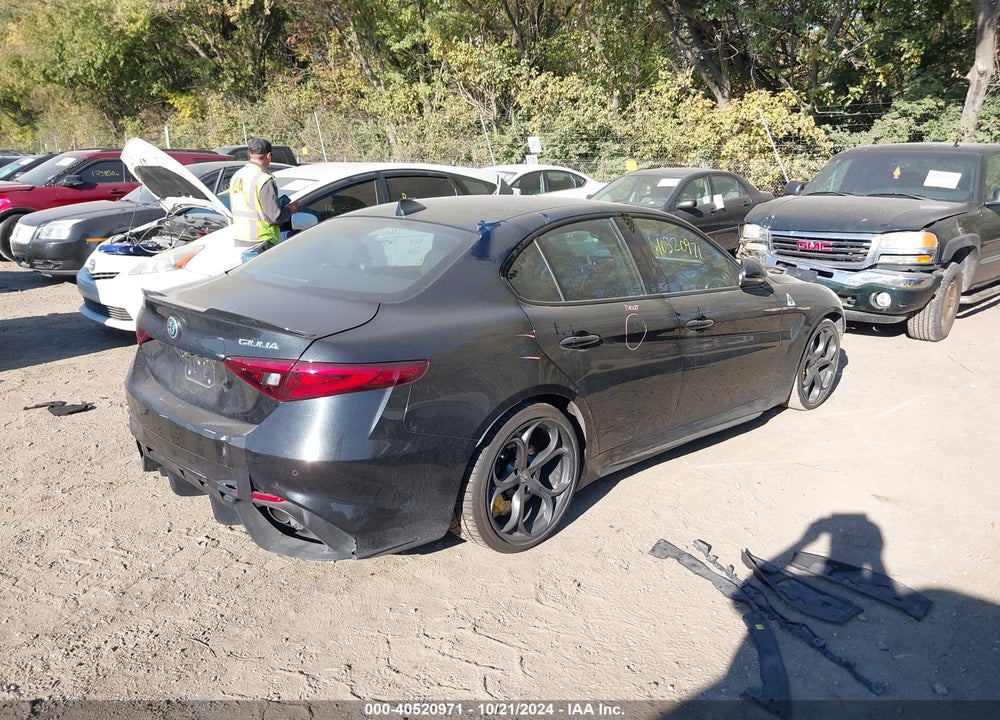 2017 ALFA ROMEO GIULIA VIN: ZARFAEAV6H7548513