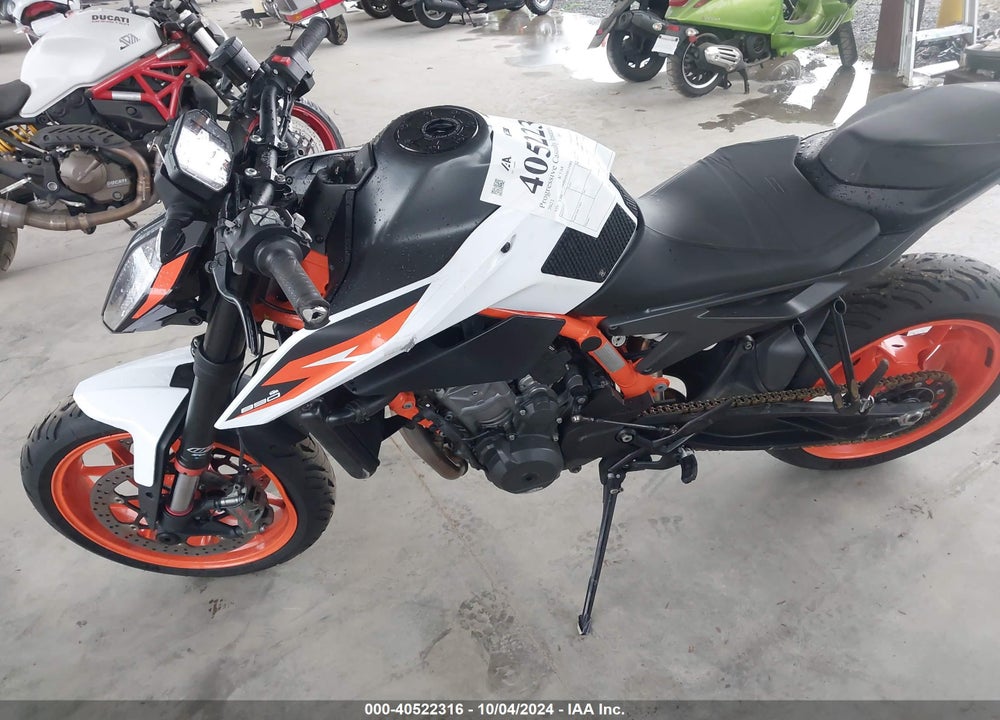 2021 KTM 890 DUKE R VIN: VBKTU9406MM811086