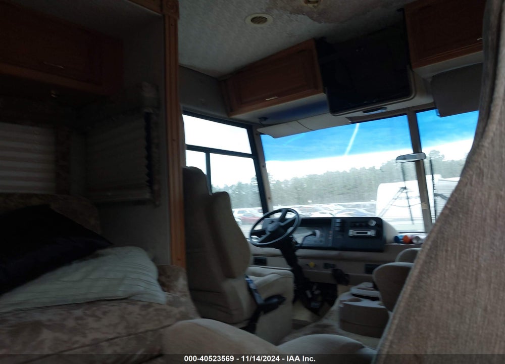 2001 WINNEBAGO WPF33V VIN: 5B4LP57G213328177