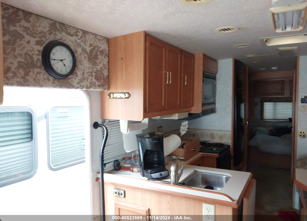 2001 WINNEBAGO WPF33V VIN: 5B4LP57G213328177