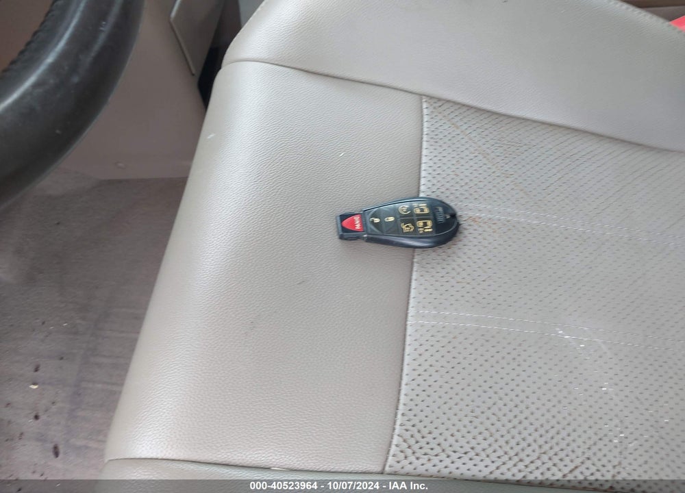 2011 CHRYSLER TOWN & COUNTRY TOURING-L VIN: 2A4RR8DG2BR617986