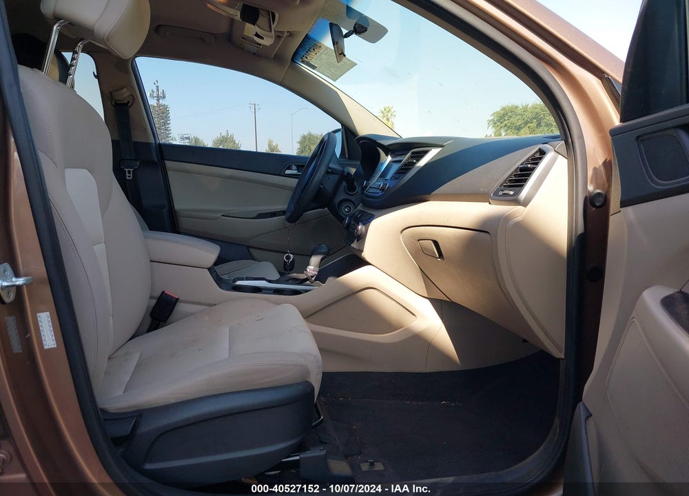 2017 HYUNDAI TUCSON SE VIN: KM8J23A43HU394918