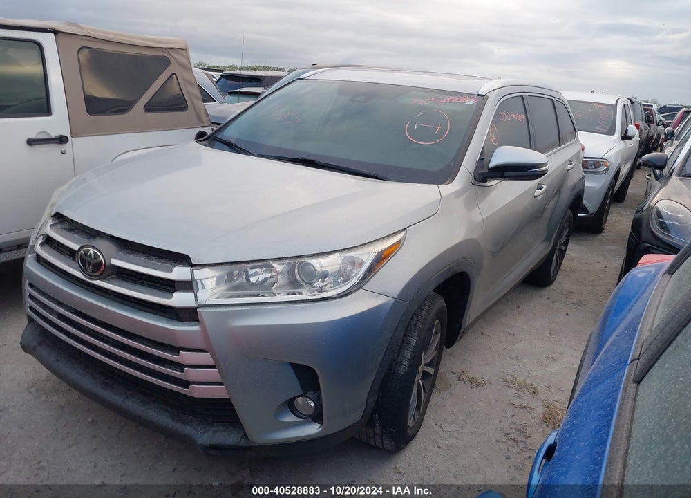 2019 TOYOTA HIGHLANDER XLE VIN: 5TDKZRFH2KS575104