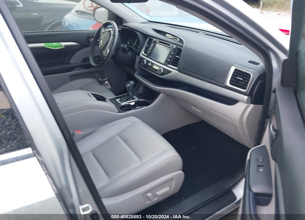 2019 TOYOTA HIGHLANDER XLE VIN: 5TDKZRFH2KS575104