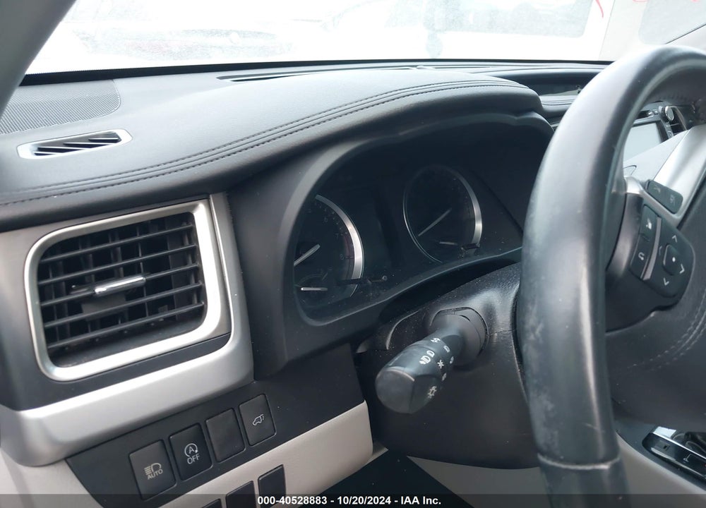 2019 TOYOTA HIGHLANDER XLE VIN: 5TDKZRFH2KS575104