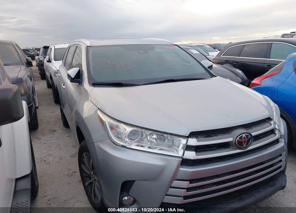 2019 TOYOTA HIGHLANDER XLE VIN: 5TDKZRFH2KS575104