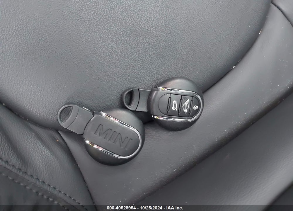 2024 MINI CLUBMAN COOPER S VIN: WMWXJ1C09R2U37569