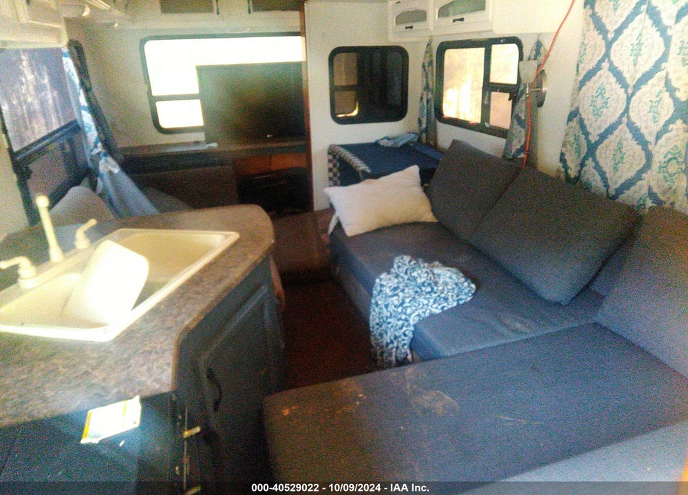 2010 EAGLE EASU VIN: 1UJBJ0BR4A1DG0061