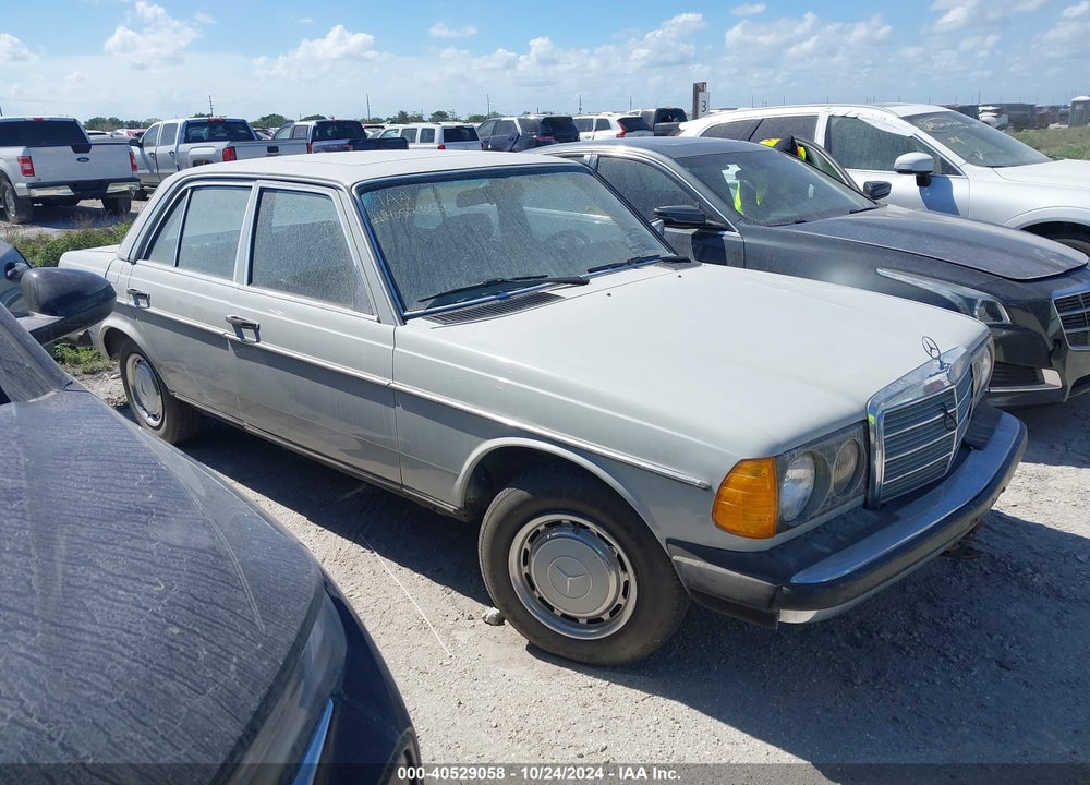 1982 MERCEDES-BENZ 240 D VIN: WDBAB23A4CB280687