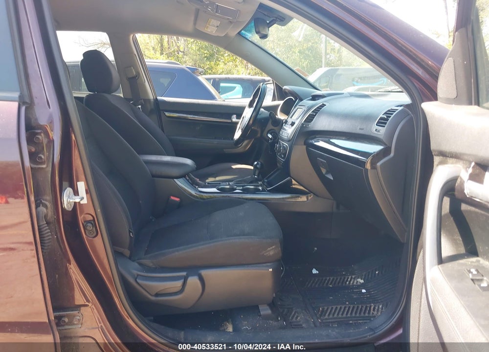 2014 KIA SORENTO LX VIN: 5XYKTCA68EG496932