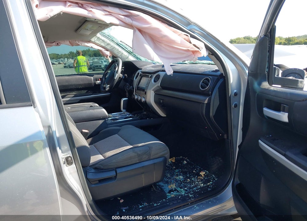 2017 TOYOTA TUNDRA SR5 5.7L V8 VIN: 5TFDW5F17HX596191