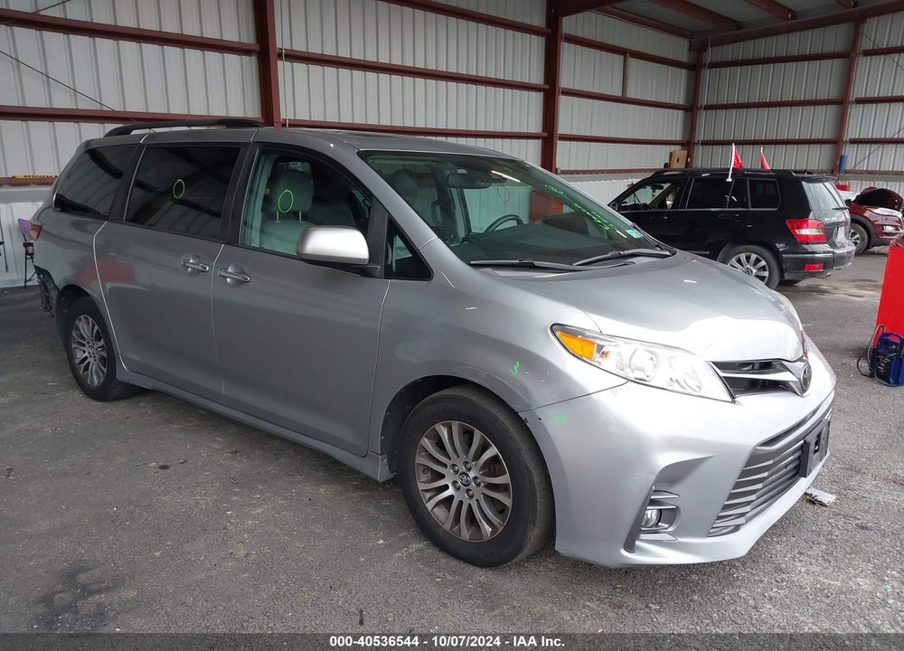 2018 TOYOTA SIENNA XLE 8 PASSENGER VIN: 5TDYZ3DC8JS938647