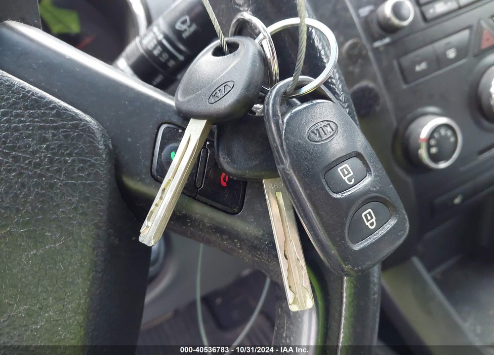 2011 KIA SORENTO LX VIN: 5XYKT3A1XBG184966