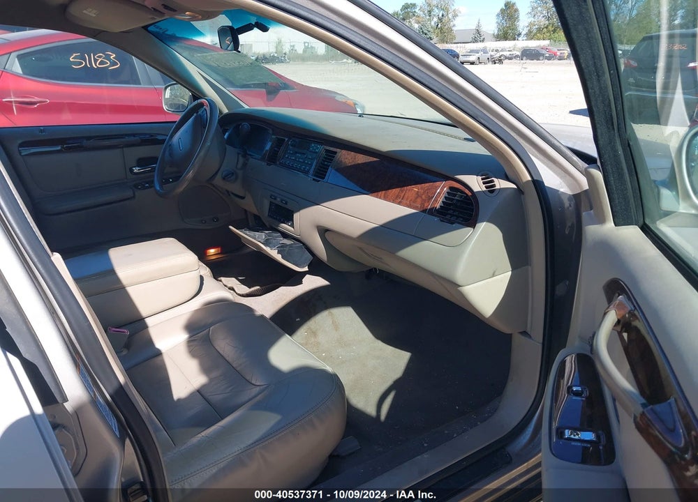 2000 LINCOLN TOWN CAR EXECUTIVE VIN: 1LNHM81W0YY788652