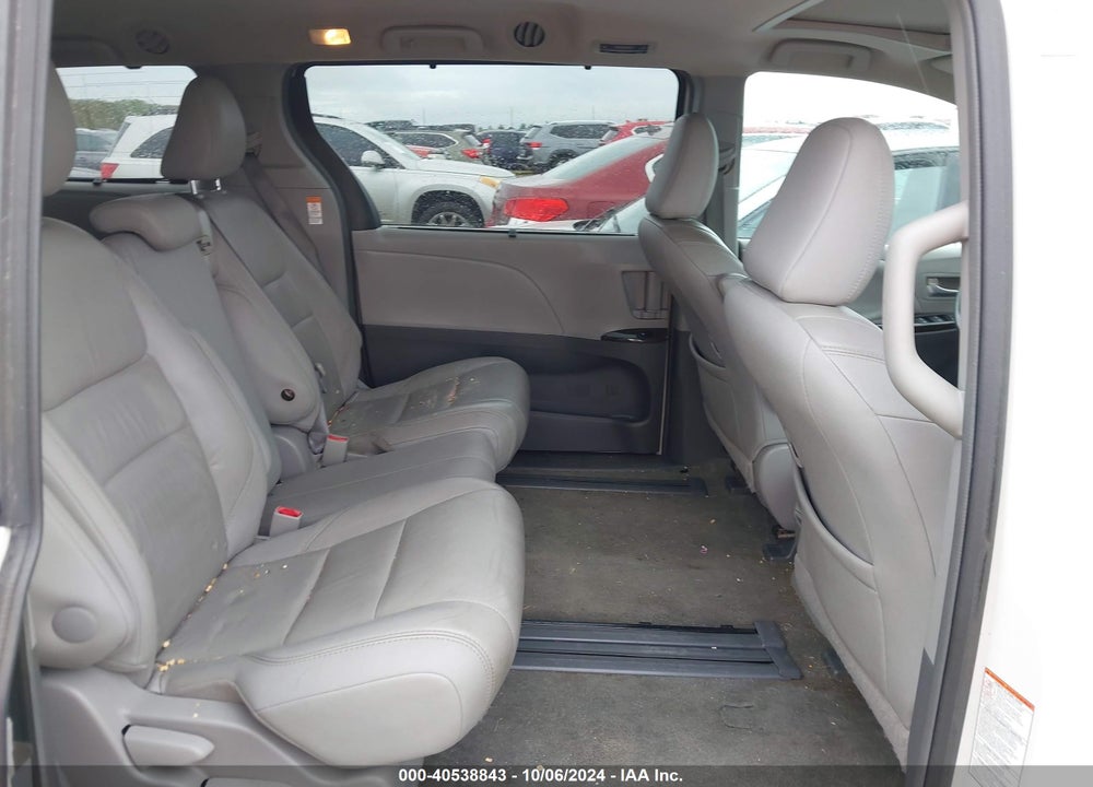 2015 TOYOTA SIENNA XLE 8 PASSENGER VIN: 5TDYK3DC4FS558894