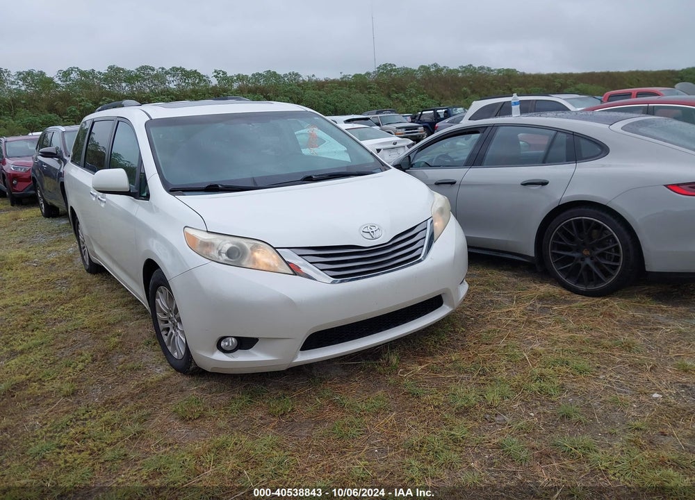 2015 TOYOTA SIENNA XLE 8 PASSENGER VIN: 5TDYK3DC4FS558894