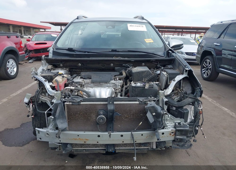 2018 TOYOTA RAV4 XLE VIN: 2T3WFREV9JW475726